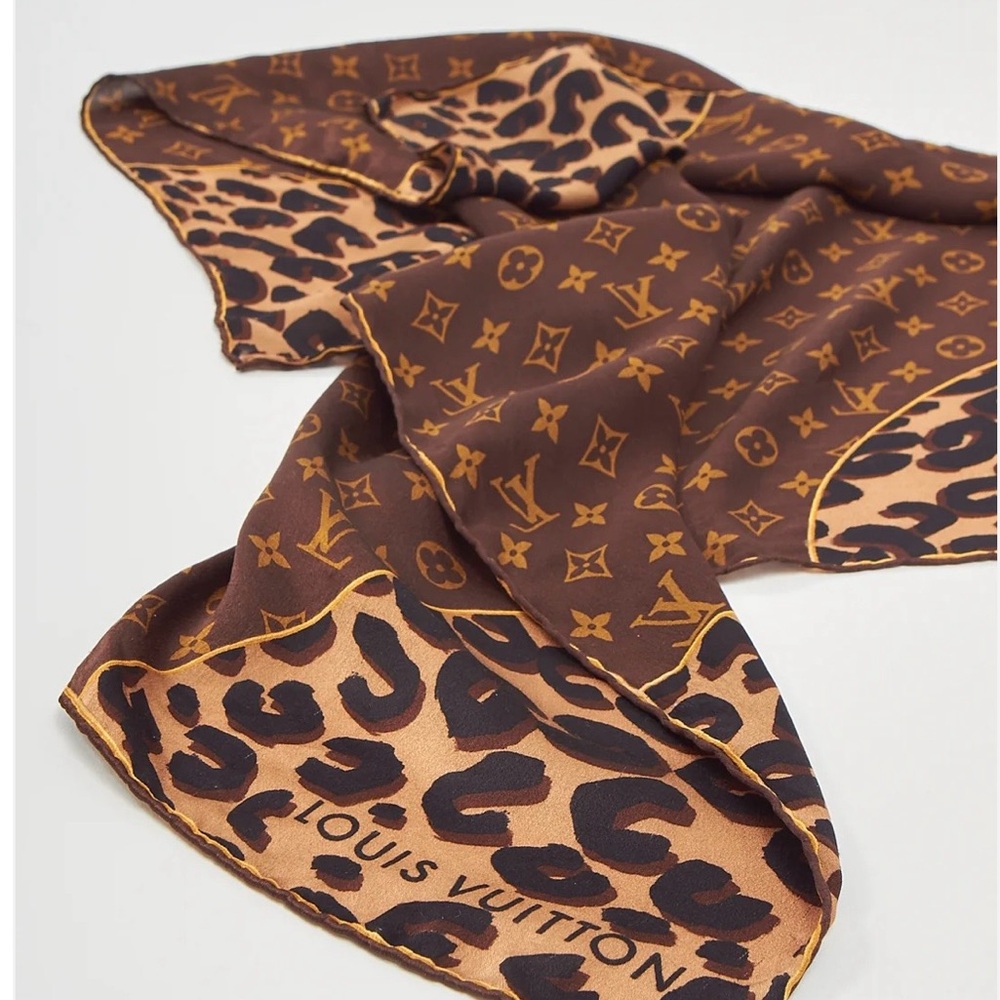 Louis Vuitton Brown Monogram scarf with leopard